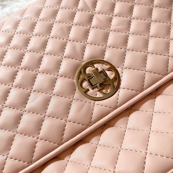 Light Pink Guess Purse, Gold Chain Strap, Excellent Condition - Picture 3 of 7
